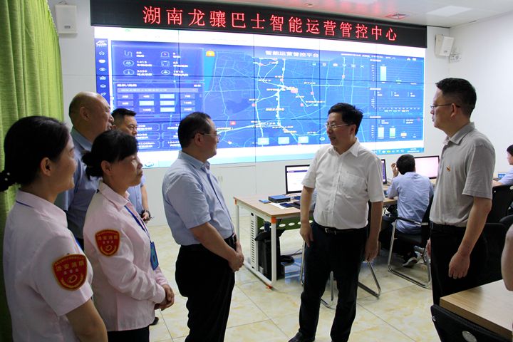 省委常委、市委書記胡衡華慰問酷暑高溫堅守崗位的龍驤巴士一線駕駛員